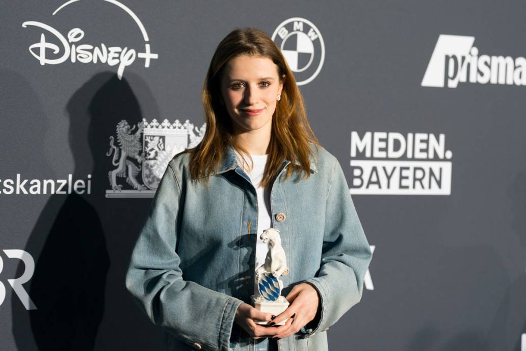 Katharina Stark gewinnt in der Kategorie Fiktion als beste Schauspielerin für ihre Rolle der Eva Bruhns in DEUTSCHES HAUS den Blauer Panther – TV & Streaming Award 2024!